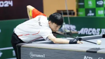 Cơ thủ Việt Nam đang thi đấu bida