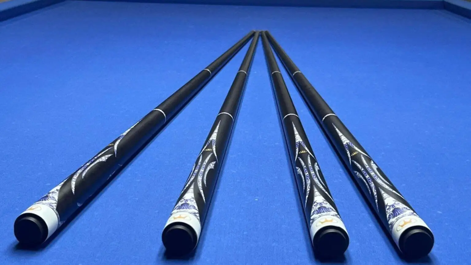 Lơ bida carbon đặt trên bàn billiards