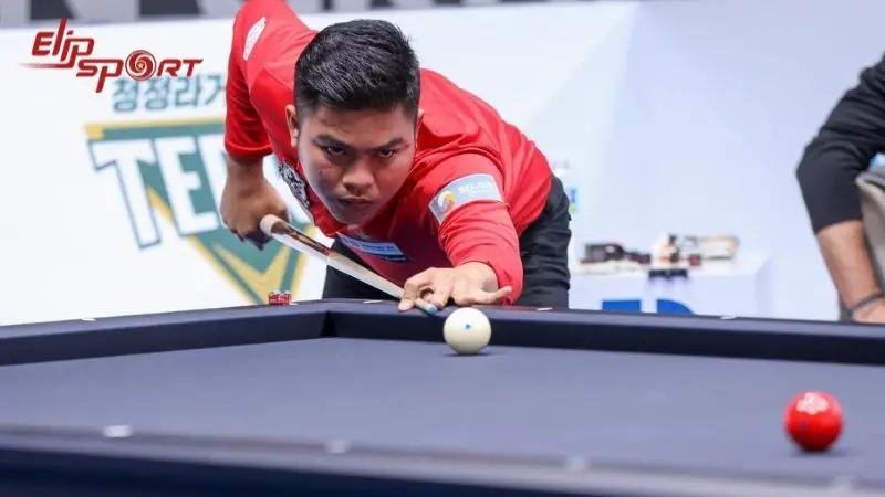 Cơ thủ đang ngắm cú đánh chính xác