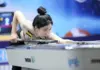 Cơ thủ đang thực hiện cú đánh