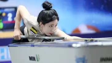 Cơ thủ đang thực hiện cú đánh
