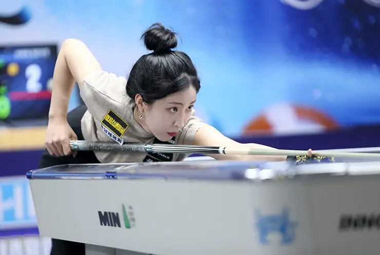 Cơ thủ đang thực hiện cú đánh