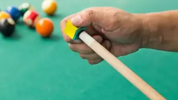 Cơ thủ sử dụng phụ kiện bida hiện đại