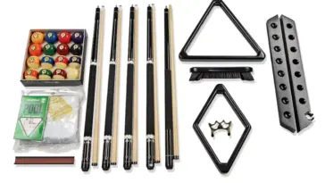 Bộ phụ kiện billiards đặt cạnh bàn