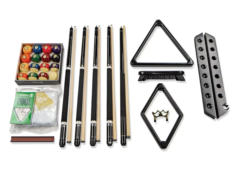 Bộ phụ kiện billiards đặt cạnh bàn